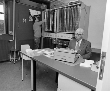 880106 Portret van Dirk Cornelis Plomp, medewerker indicering van de Gemeentelijke Archiefdienst Utrecht (1976-1977), ...